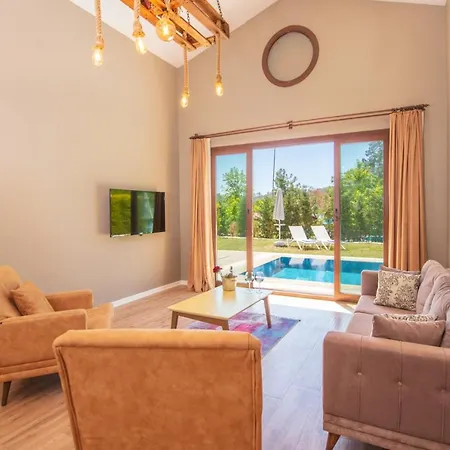 The Bay Club 5* Яниклар